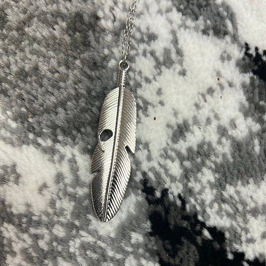 Feather pendant necklace